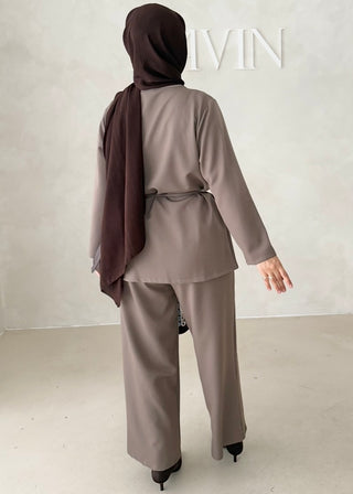 Japandi Zweiteiler mit Knopfdetails