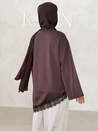 Asymmetrisches Oberteil mit Spitze