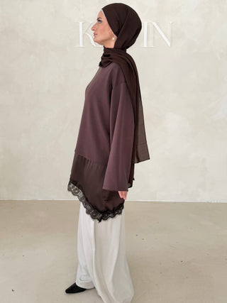 Asymmetrisches Oberteil mit Spitze